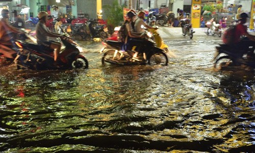 Triều cường gây ngập nặng, người Sài Gòn bì bõm lội nước